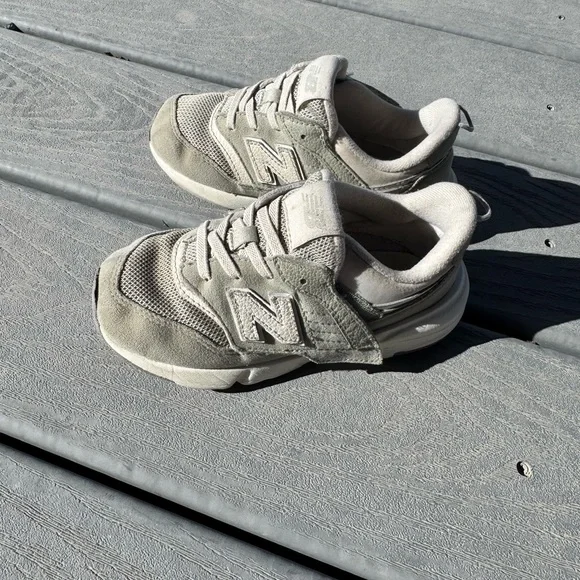 New Balance Kids Sneakers Size 10 Beige Neutral Lace Up Athletic Shoes - Picture 2 of 6